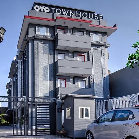 מלון גורגאון Oyo Townhouse 044 Sector 14 Gurugram מראה חיצוני תמונה