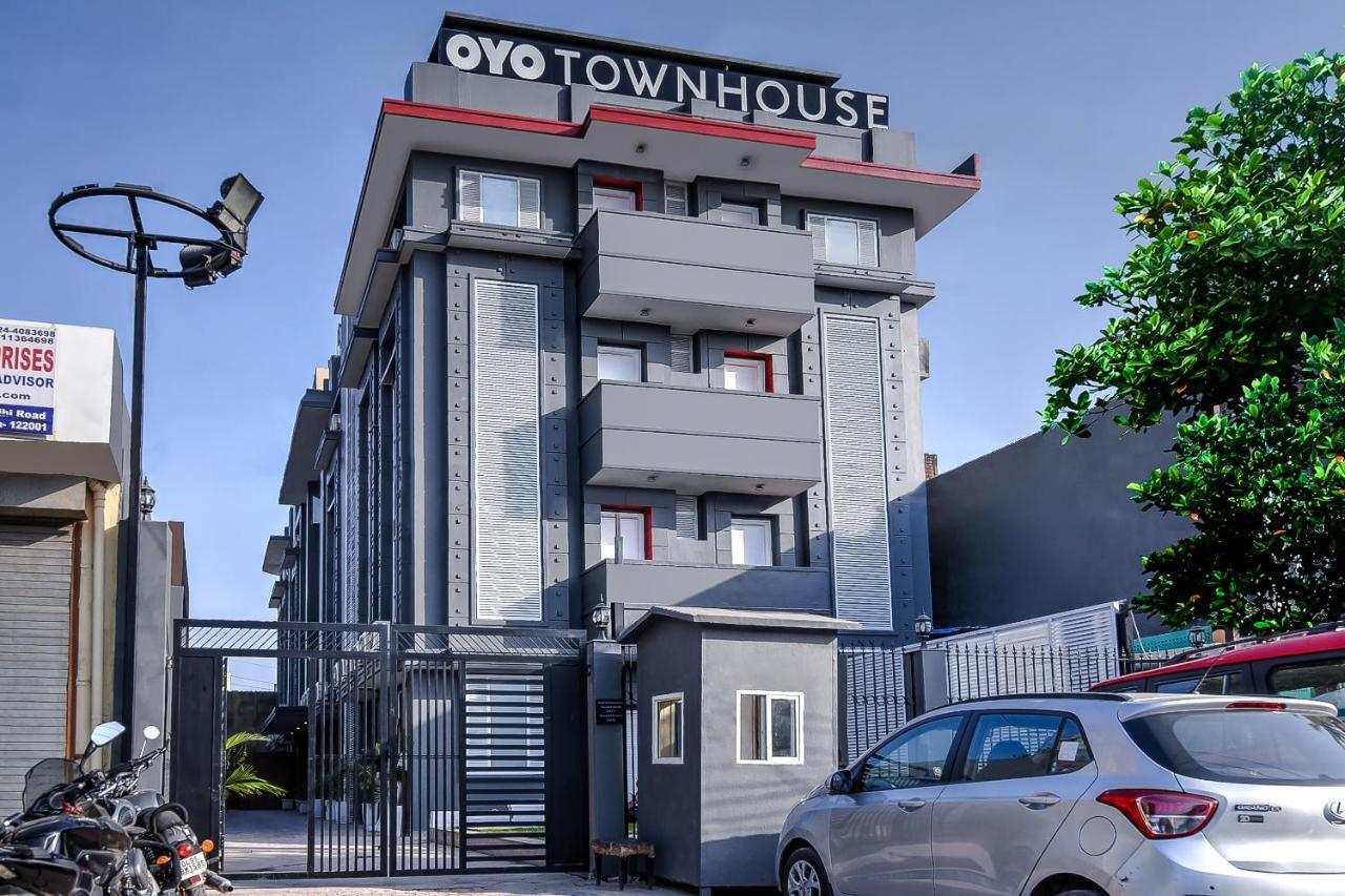 מלון גורגאון Oyo Townhouse 044 Sector 14 Gurugram מראה חיצוני תמונה