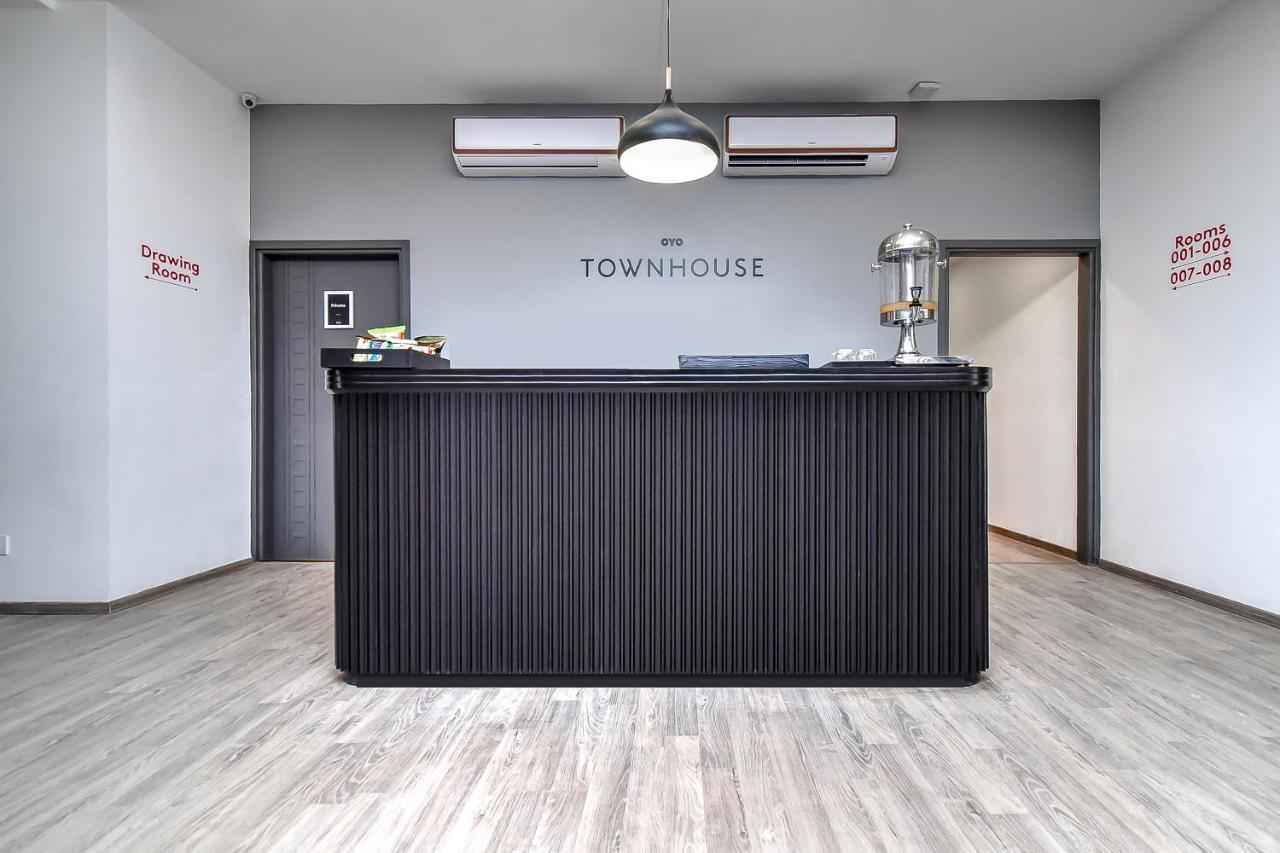 מלון גורגאון Oyo Townhouse 044 Sector 14 Gurugram מראה חיצוני תמונה
