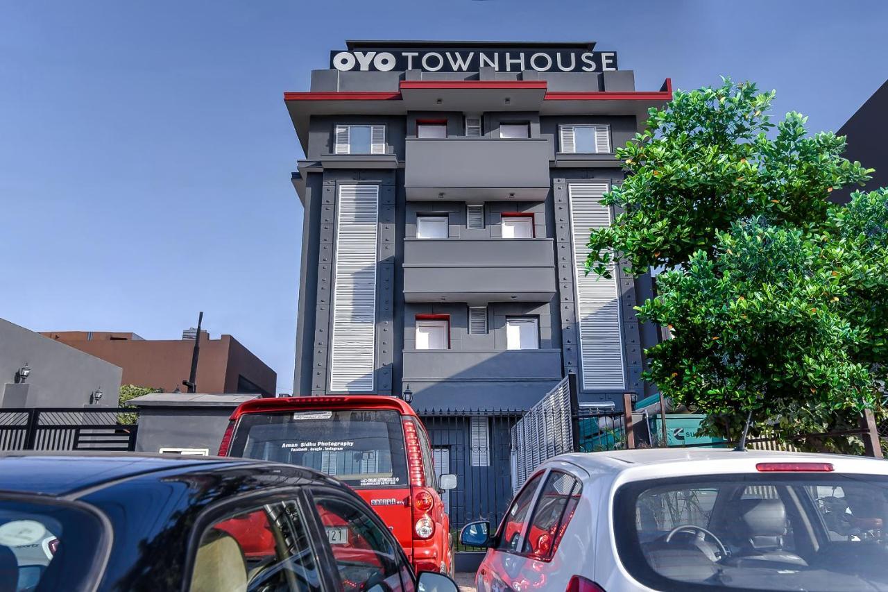 מלון גורגאון Oyo Townhouse 044 Sector 14 Gurugram מראה חיצוני תמונה